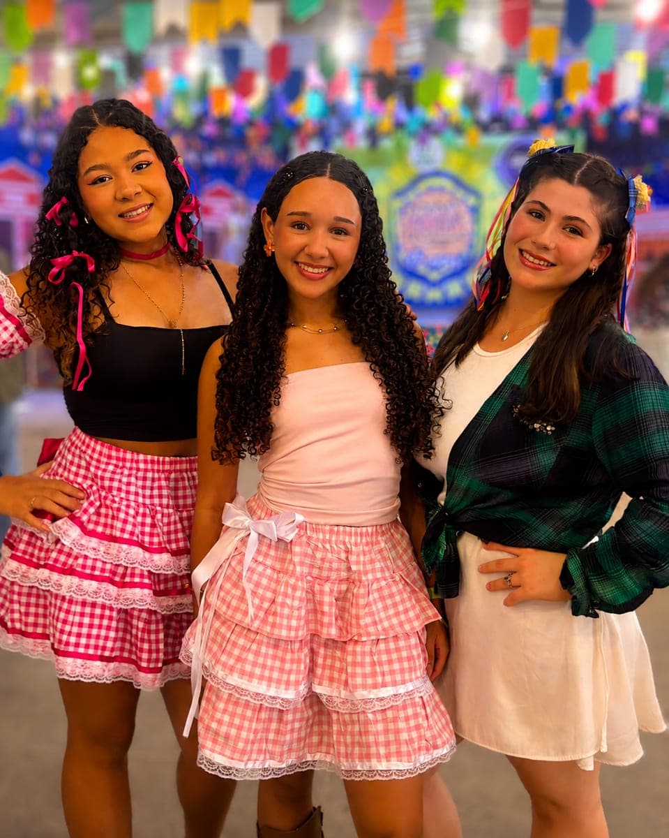 Alunas do Colégio COC vestidas para a festa junina da escola