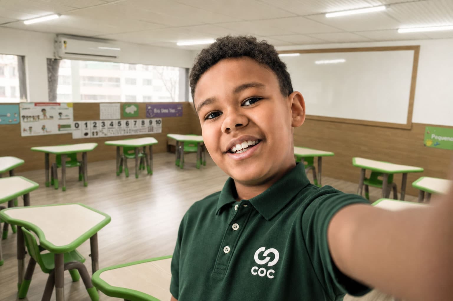 Aluno do Colégio COC sorrindo em sala de aula da Educação Infantil