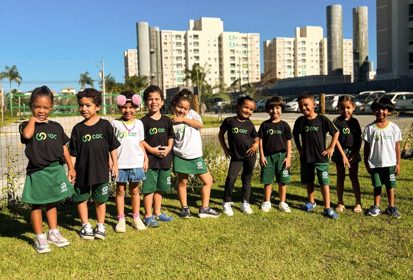 Turma da Educação Infantil do COC reunida no jardim da escola