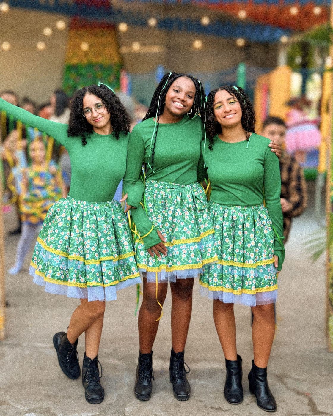 Alunas do COC vestidas para a festa junina da escola