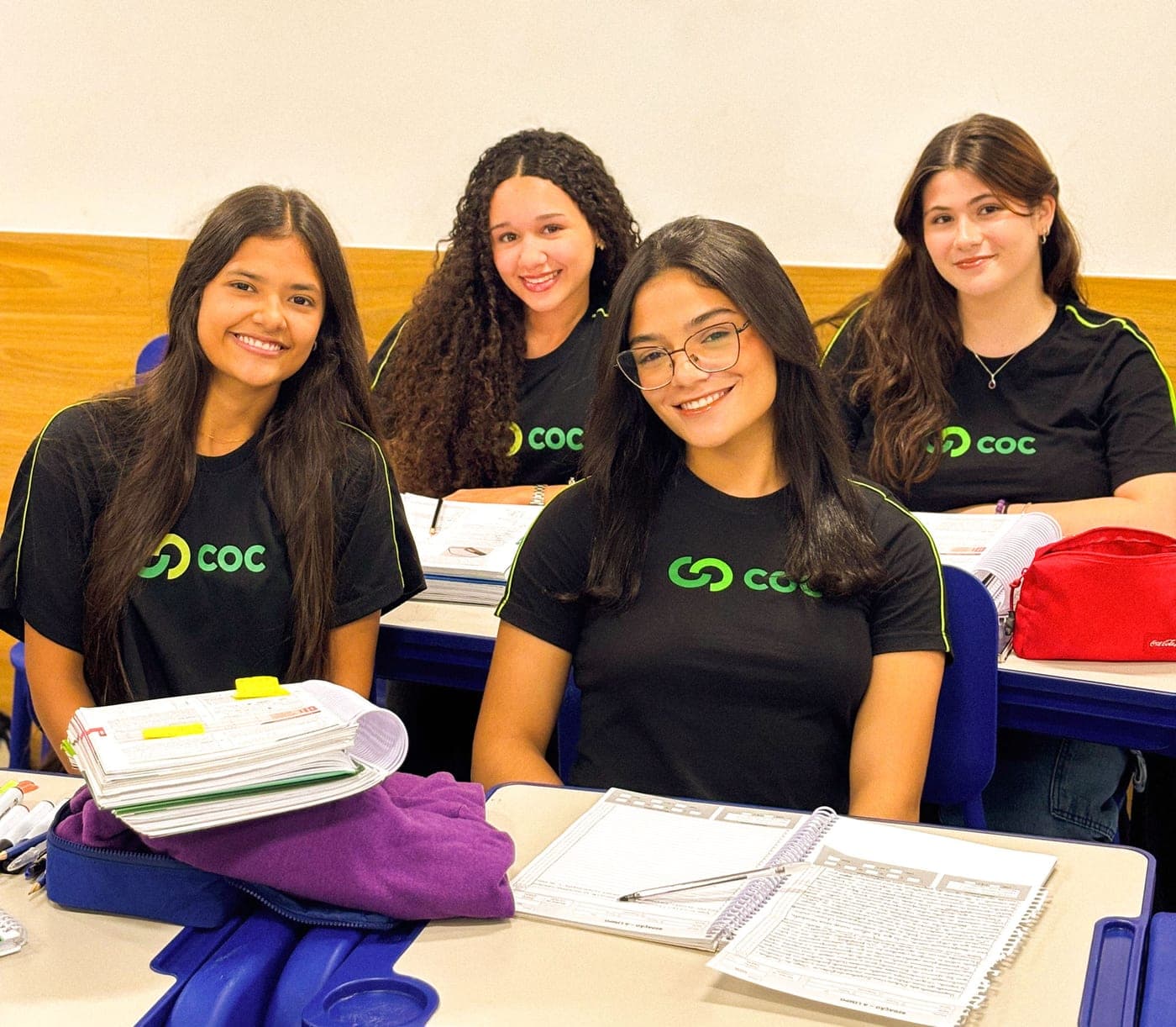 Alunas do Ensino Médio do COC sorrindo durante a aula