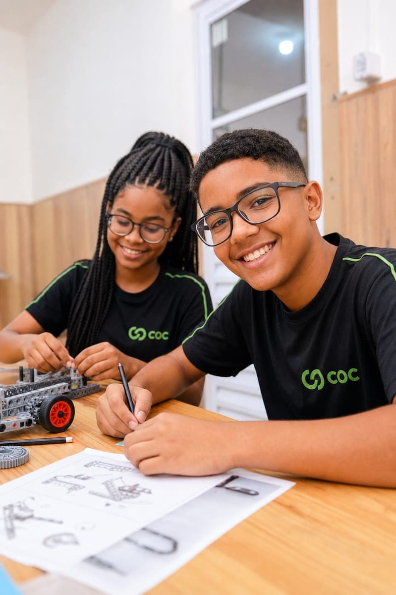 Alunos do COC montando um kit de robótica em sala de aula