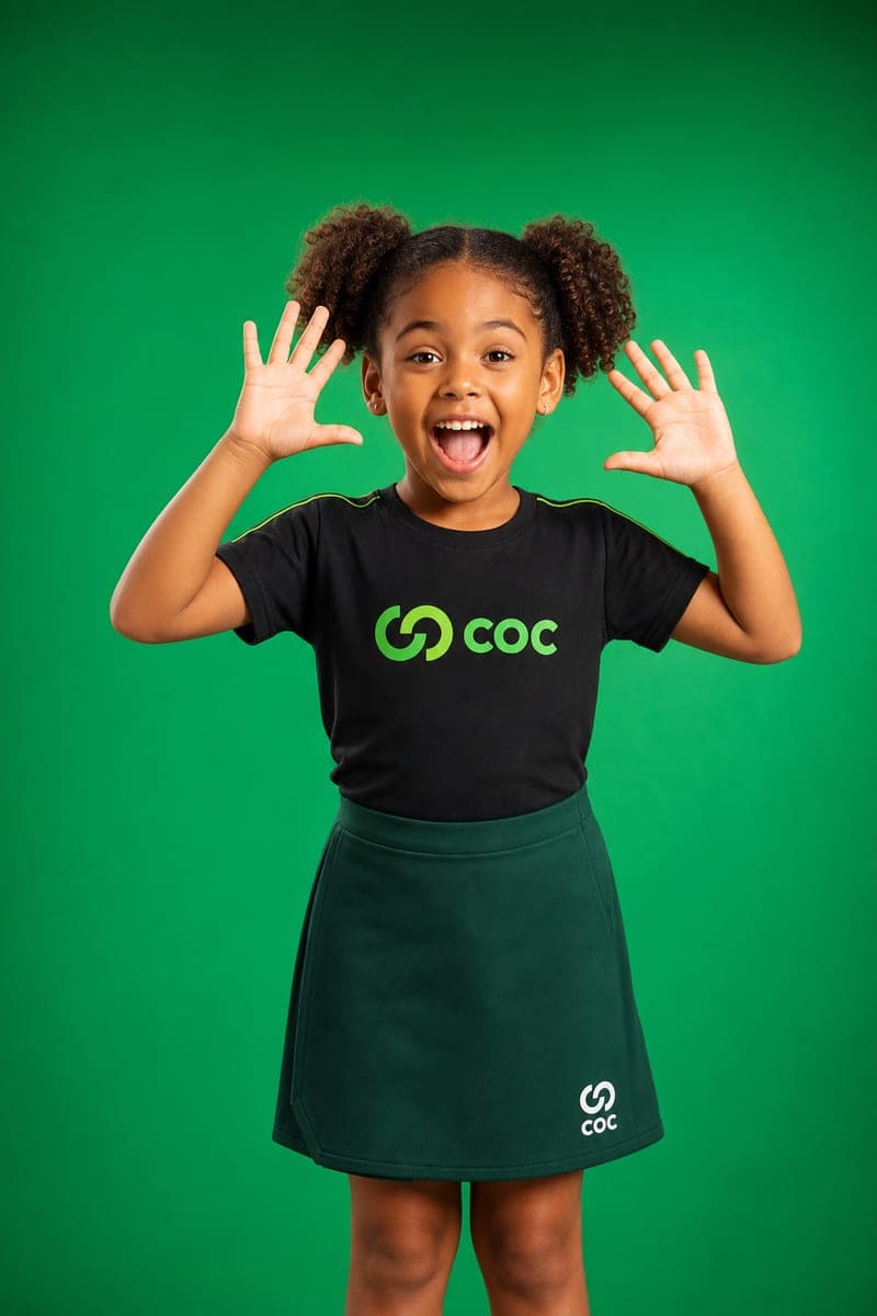Aluna do COC sorrindo com o uniforme da escola
