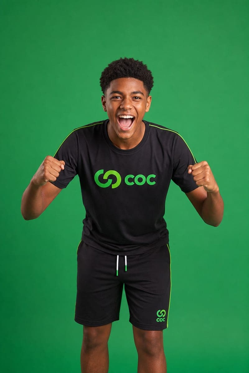 Aluno do COC comemorando, com o uniforme da escola